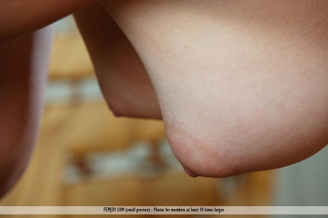 Natural beauty doesn’t hesitate to spread legs and show her wet cunny