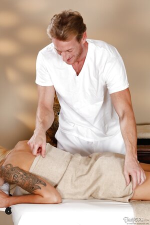 Masseur relaxes busty blond MILF and even manages to drill her wet cunny