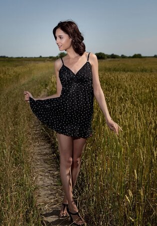 Romantic girl pulls off dress and shows her boobs and smooth pussy in the field