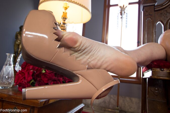 Dominating red-haired MILF takes off shoes to tease with her sexy pink feet