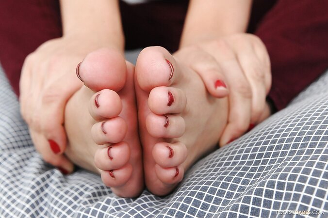 Foot-loving blonde demonstrates her sexy toes and peels pants off to show ass