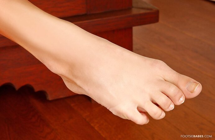 Slim chick with tiny boobs takes off shoes to demonstrate flawless feet