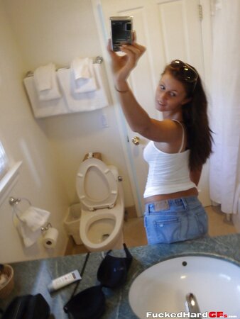 Cock-hungry sexpot was caught taking erotic pictures for her boyfriend
