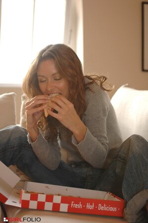 Lovely hottie doffs sweater to reveal perfect tits after eating pizza at home