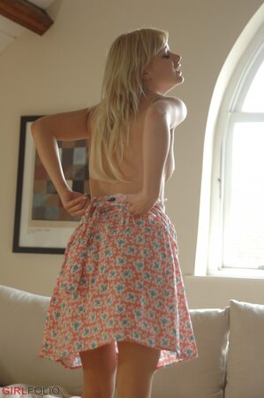 Playful blonde chick doffs sundress and undies to pose in bare nudity