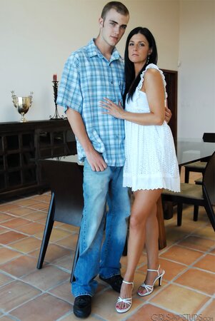 Kinky babe smiles when boyfriend finally offered to bang her on the table