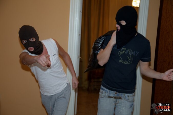 Pretty girl’s face is jizzed over after intense intercourse with masked men