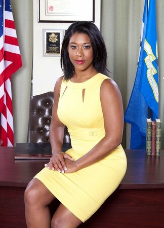 Hot Michelle Obama lookalike strips naked and holds hardcore interracial orgy