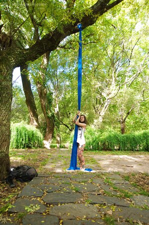 Flexible girl working out outside and looking like hottest hoe