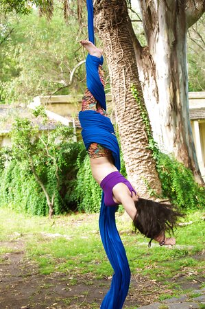 Flexible girl working out outside and looking like hottest hoe