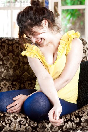 Giggling babe with natural breasts is here to show her cleavage