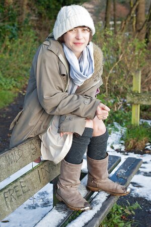 Amateur girl in a really cozy getup is going to show her beauty