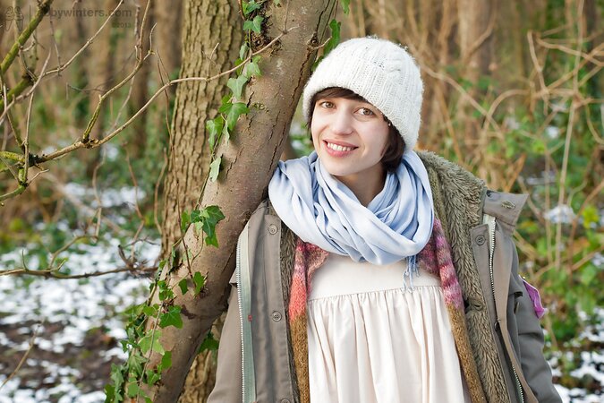 Amateur girl in a really cozy getup is going to show her beauty
