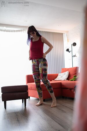 Nice brunette girl showing how it should be done in solo gallery
