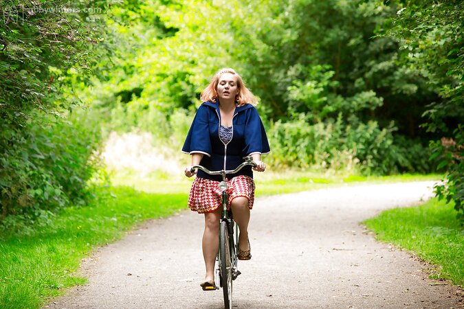 Tubby babe on a bike decides to masturbate outdoors today