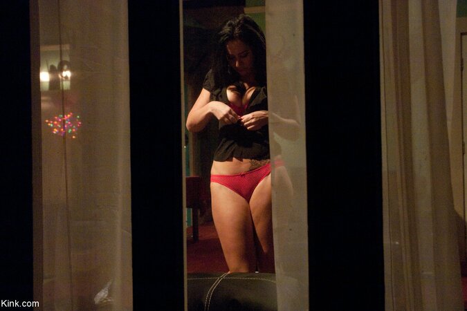 Cool looking hot babe does hot things to her audience in this one