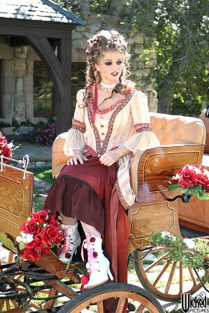 Curly hair siren is going to showcase her body on a carriage
