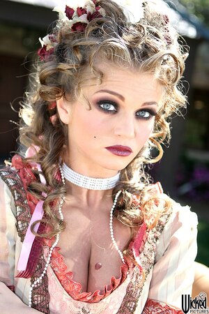 Curly hair siren is going to showcase her body on a carriage