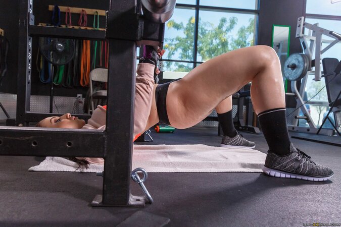Stunning woman shows the true power of her loins while teasing