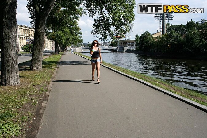 Brunette is going to deepthroat a fat cock in a public  gallery