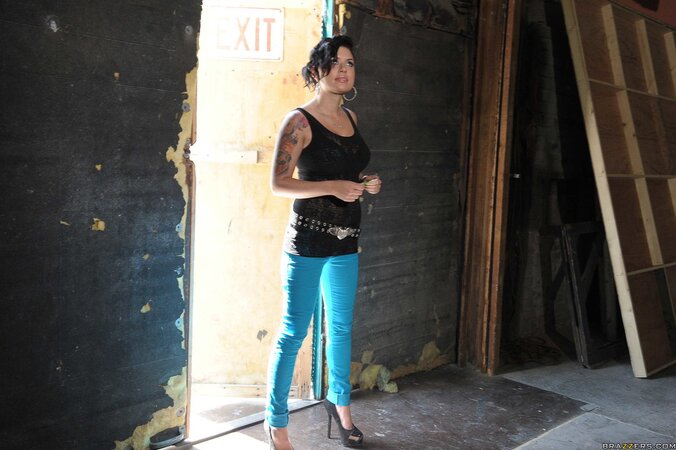 The confident gal is going to get fucked on the set cuz why not