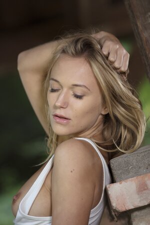 Her confidence and beauty are simply fucking incredible