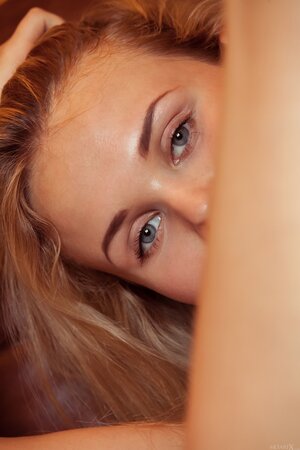 Hot babe with eyes like those makes for an intriguing scene