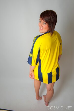 Most appealing Fenerbahce  supporter showing her meaty bum