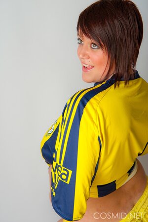 Most appealing Fenerbahce  supporter showing her meaty bum