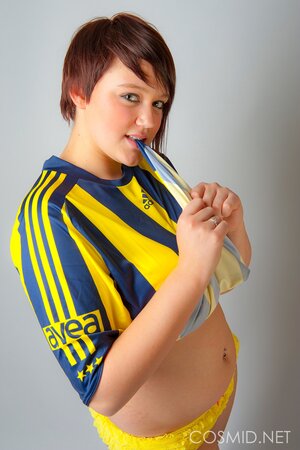 Most appealing Fenerbahce  supporter showing her meaty bum
