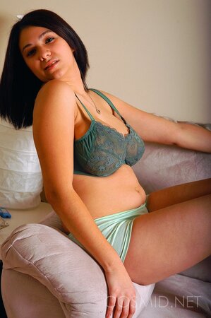 Sensuous solo gallery that deals with a perfect brunette