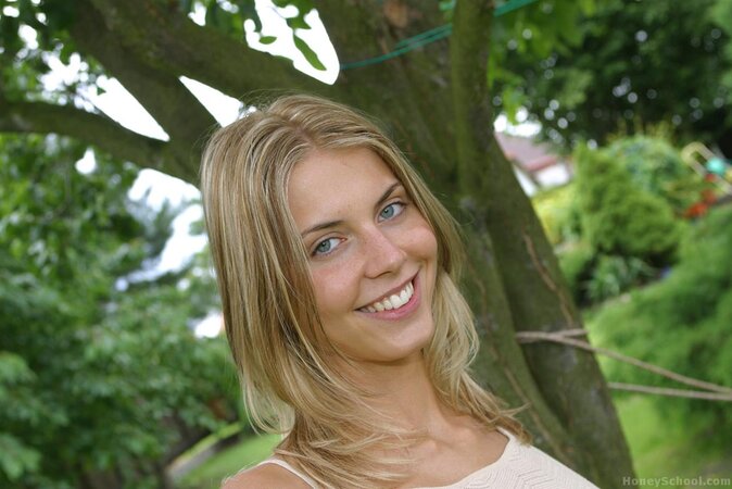 Outdoors photoshoot features a blonde starlet that loves teasing