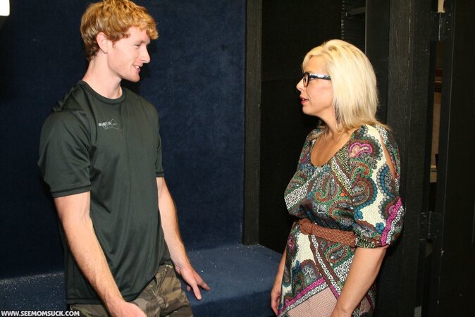 Mature cougar helps the athletic ginger dude relieve his stress