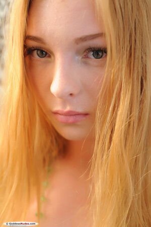 Glamourous chick is spreading herself for amazing pictures