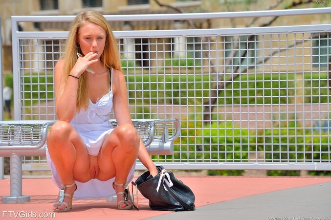 Alice Goods waiting for her bus while kneeling for some pics