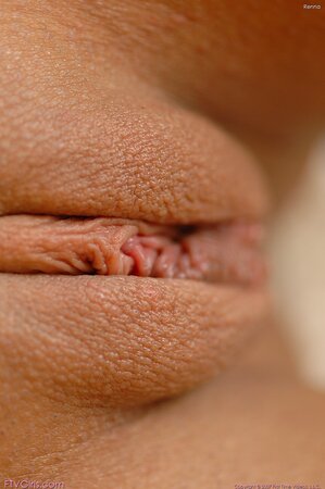 Glamourous starlet shows her gorgeous twat in a close up angle