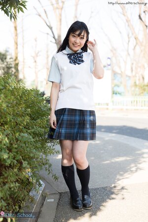 Bored Japanese teen finger fucks her kitty in the class