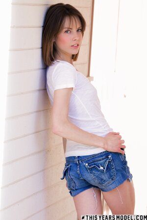 Amateur model Bonnie Apricot likes to get her petite body exposed