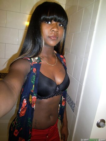Gullible African teen’s fat ass and big tits pics get leaked