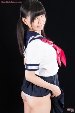 Tsukushi Mamiya goes on all fours and give a handjob as well