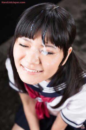 Tsukushi Mamiya goes on all fours and give a handjob as well