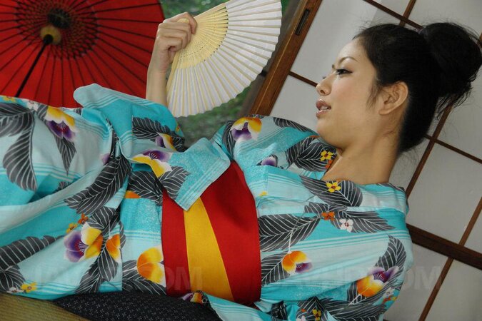 Japanese model Hana enjoys a cumshot in her mouth