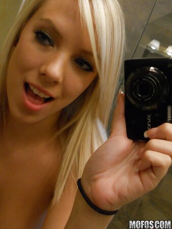 Babe takes nude selfies with pleasure to upload photo on the internet