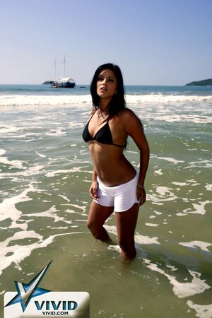Dark-haired MILF Sunny Leone flaunts her hot naked body on the beach