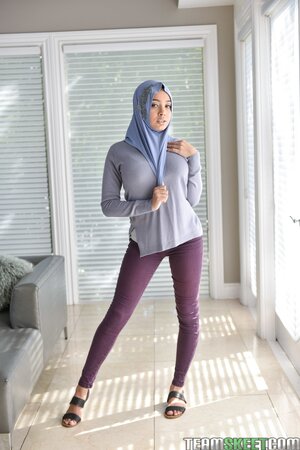 Aaliyah Hadid wears a hijab and shows off her meaty ass too