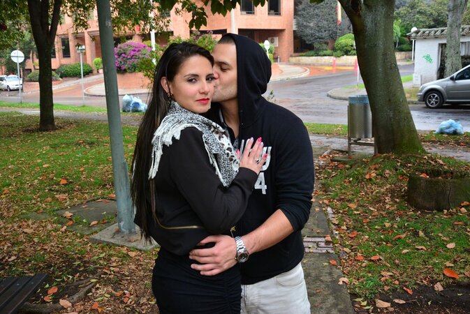 Stylish scarf Latina is going to pose in a cute way in public