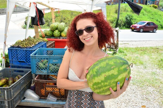 Elisa Odiosa seems to want to fuck a... big watermelon