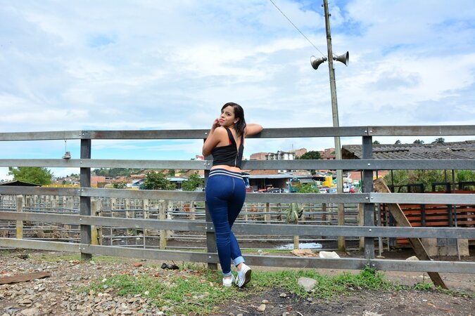 Girl from Colombia shows her firm booty while outside