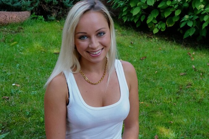 Blond-haired stunner just wants to vibe and cum hard