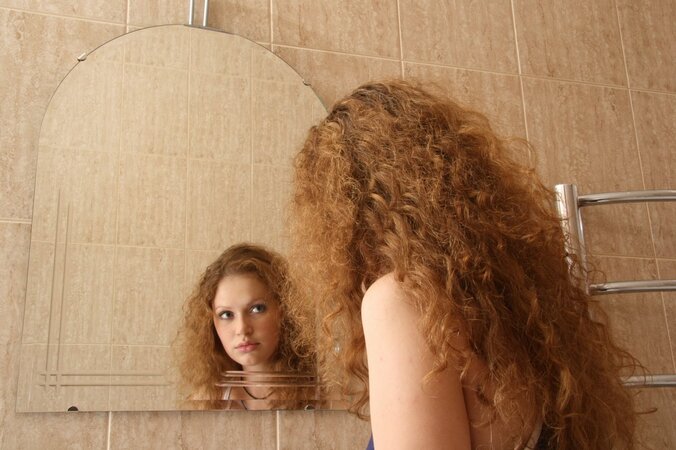 Frizzy-haired girl wants to show those panties and tease